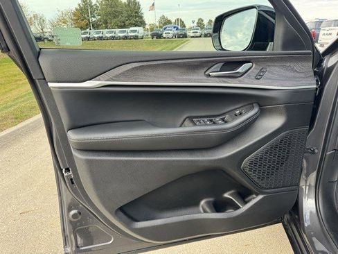 New 2025 Jeep Grand Cherokee L Limited image 8