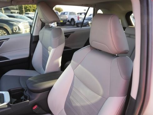 Used 2020 Toyota RAV4 XLE Premium image 10