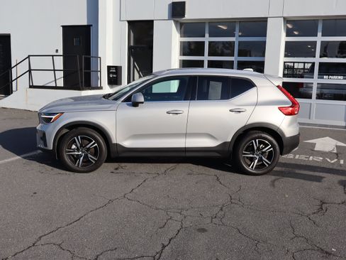 Used 2025 Volvo XC40 B5 Core AWD/4WD image 7