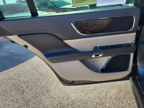 Used 2017 Lincoln Continental Select image 13