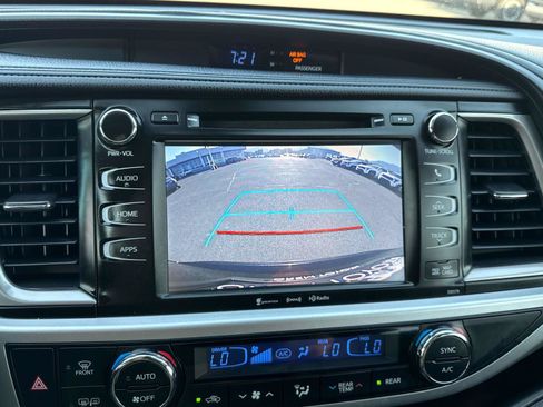Used 2018 Toyota Highlander SE w/ Carpet Mat Package (TMS) AWD/4WD image 25