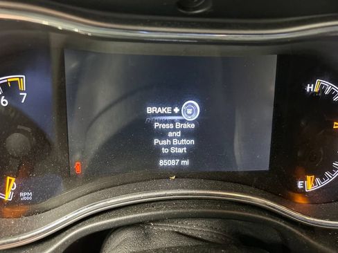 Used 2021 Jeep Grand Cherokee Laredo X AWD/4WD image 4