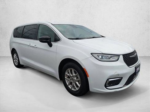 Used 2024 Chrysler Pacifica Touring-L FWD image 3