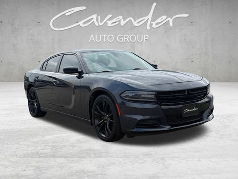 Used 2017 Dodge Charger SE w/ Blacktop Package RWD image 2