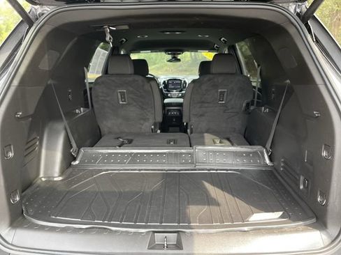 Used 2022 Chevrolet Traverse LT FWD image 25