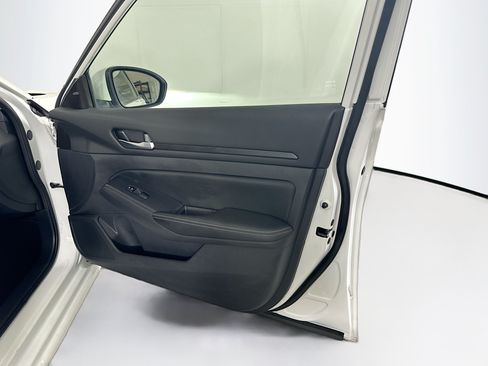 Used 2024 Nissan Altima 2.5 SV w/ SV Premium Package FWD image 32