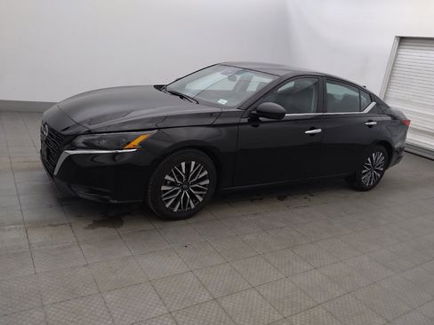 Used 2025 Nissan Altima 2.5 SV FWD image 2