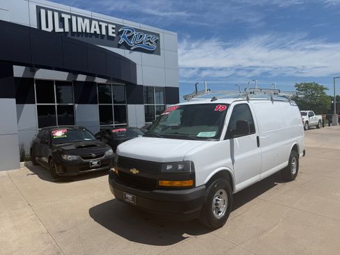 Used 2019 Chevrolet Express 3500 w/ Driver Convenience Package RWD image 3