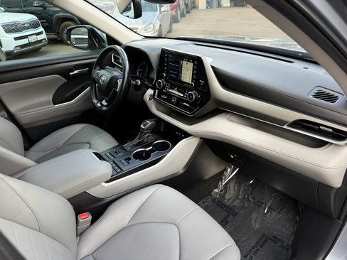 Used 2021 Toyota Highlander XLE AWD/4WD image 22