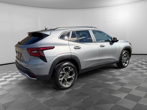 Used 2026 Chevrolet Trax LT w/ LT Convenience Package FWD image 7