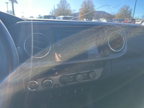 Used 2017 Toyota Tacoma TRD Sport image 10