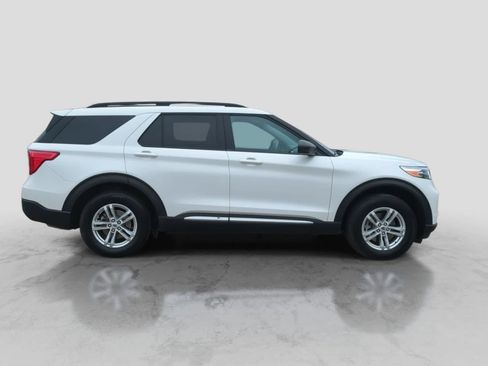 Used 2024 Ford Explorer XLT w/ Equipment Group 202A AWD/4WD image 9
