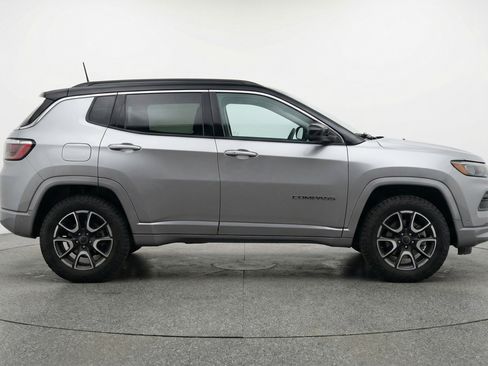 Used 2025 Jeep Compass Trailhawk AWD/4WD image 11