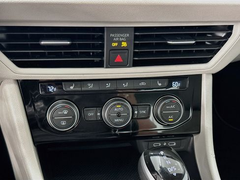 Used 2023 Volkswagen Jetta SE w/ Panoramic Sunroof Package FWD image 23