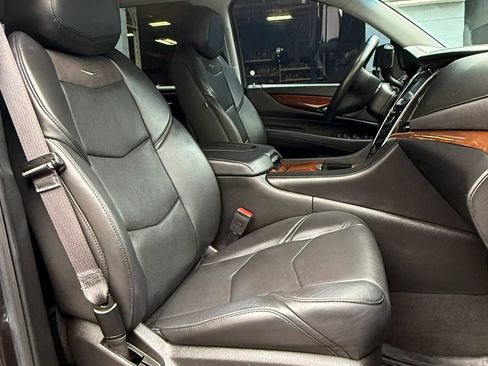 Used 2017 Cadillac Escalade Luxury RWD image 19