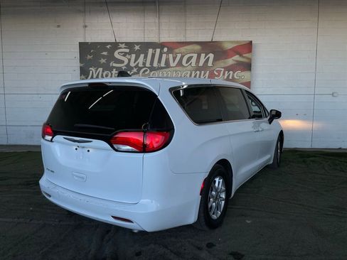 Used 2022 Chrysler Voyager LX image 5