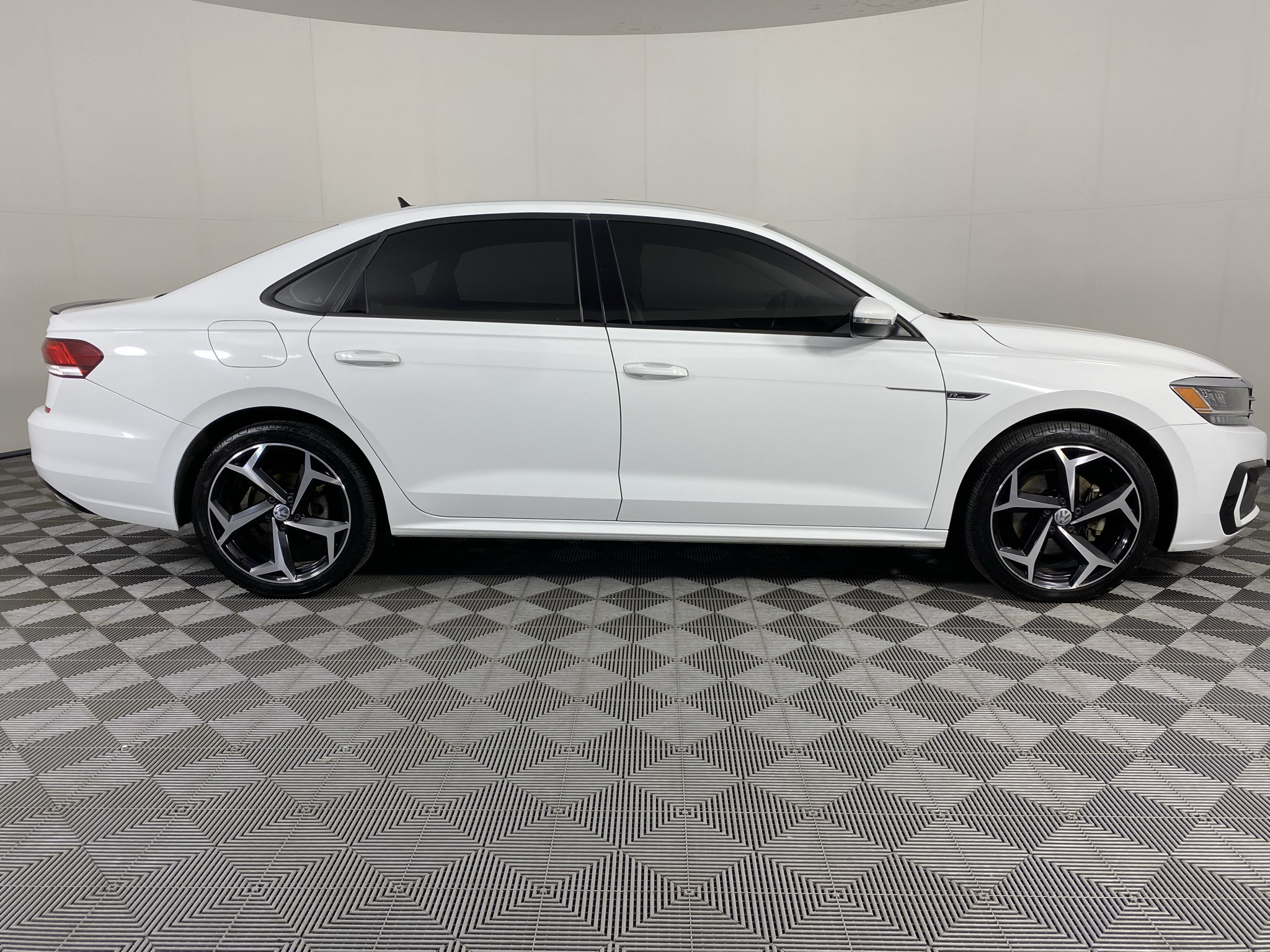 Used 2020 Volkswagen Passat 2.0T R-Line FWD image 11