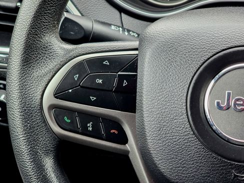 Used 2019 Jeep Cherokee Latitude w/ Popular Appearance Group image 32