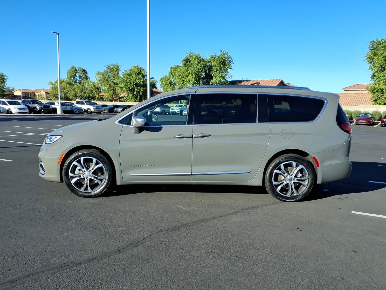 Used 2022 Chrysler Pacifica Pinnacle AWD/4WD image 3