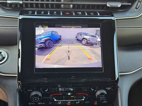 Used 2023 Jeep Grand Cherokee Altitude image 12