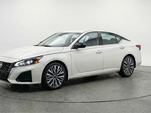 Used 2025 Nissan Altima 2.5 SV image 3