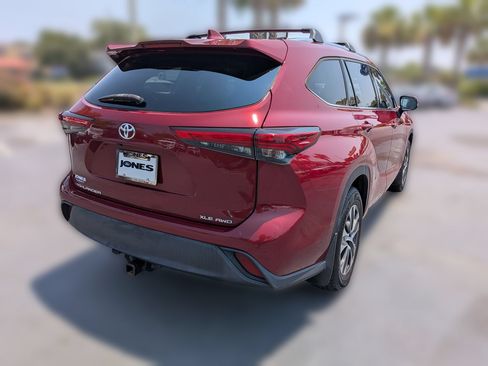 Used 2020 Toyota Highlander XLE AWD/4WD image 4