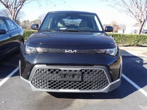 Used 2023 Kia Soul LX image 2