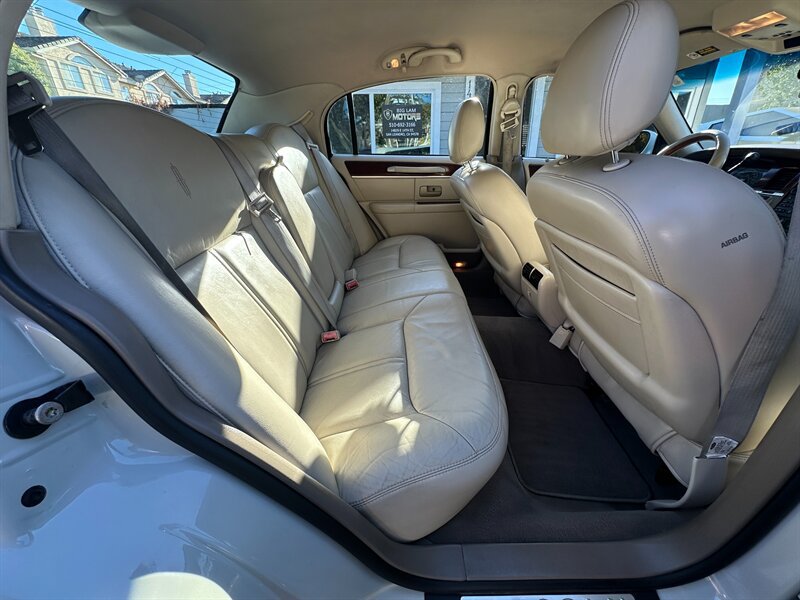 Used 2004 Lincoln Town Car Ultimate RWD image 17