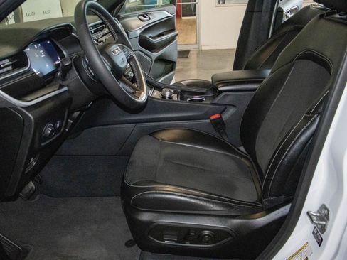 Used 2025 Jeep Grand Cherokee Altitude AWD/4WD image 7