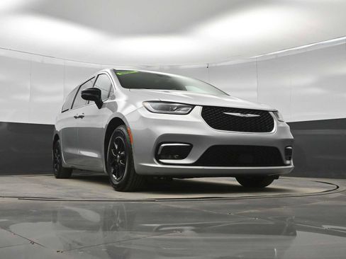 Used 2024 Chrysler Pacifica Touring-L image 31