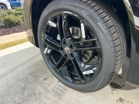 New 2026 Volkswagen Tiguan SE R-Line image 5