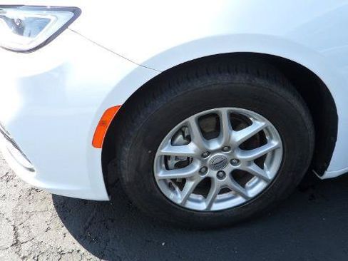 Used 2024 Chrysler Pacifica Touring-L FWD image 9