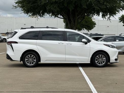 Used 2024 Toyota Sienna LE w/ LE Plus Package FWD image 3