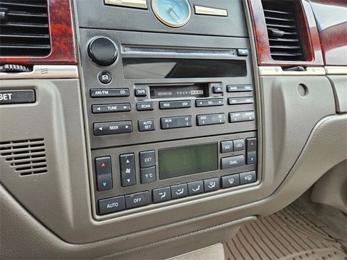 Used 2005 Lincoln Town Car Signature Limited image 22