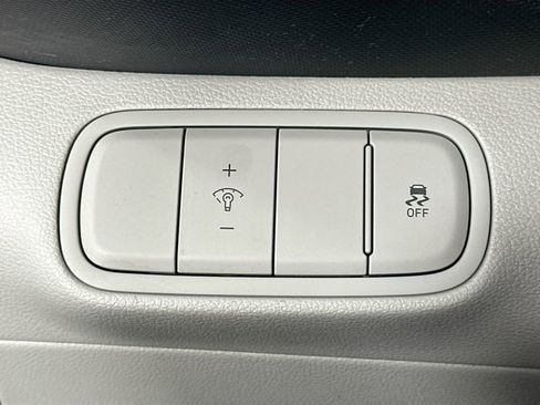 Used 2023 Hyundai Venue SEL image 22