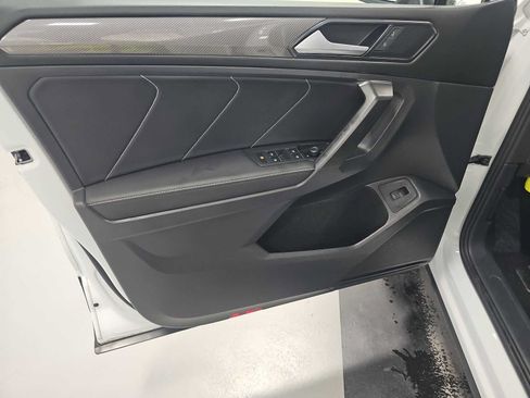 Used 2023 Volkswagen Tiguan SE w/ Panoramic Sunroof Package FWD image 9