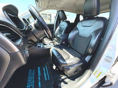 Used 2020 Jeep Cherokee Latitude Plus w/ Cold Weather Group AWD/4WD image 19