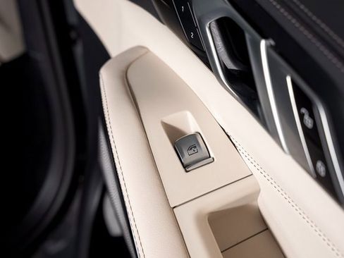 Used 2024 BMW X7 M60i w/ Executive Package image 72