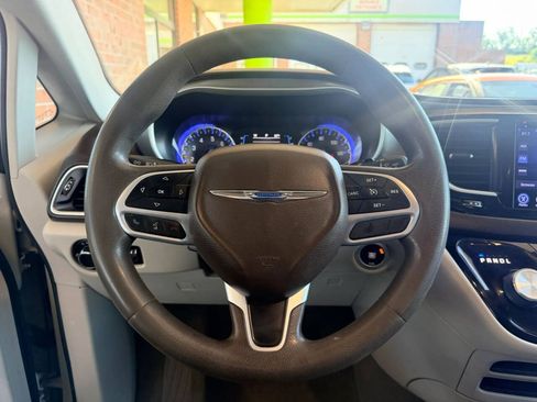 Used 2017 Chrysler Pacifica Touring FWD image 7