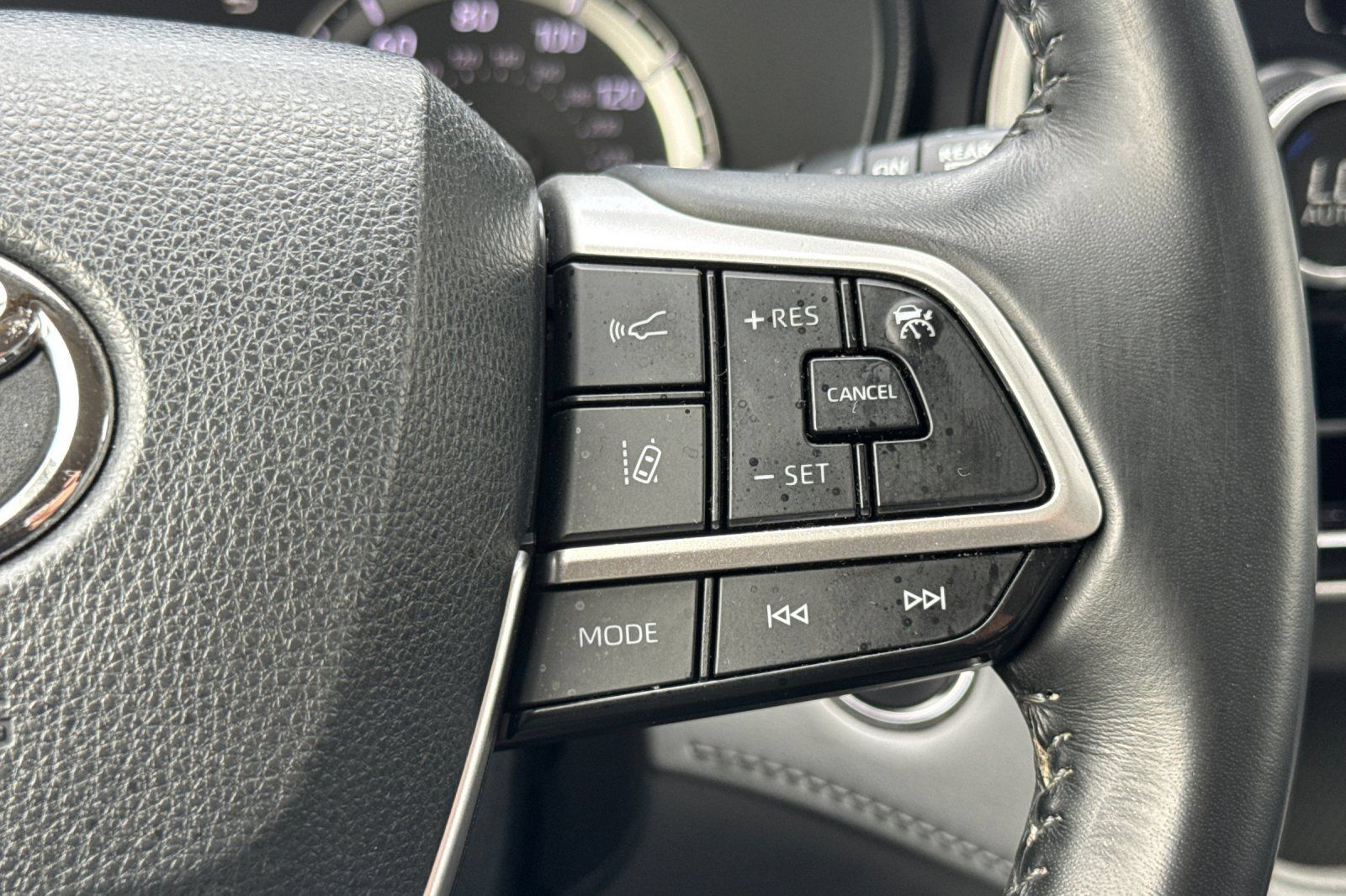 Used 2023 Toyota Highlander LE AWD/4WD image 31