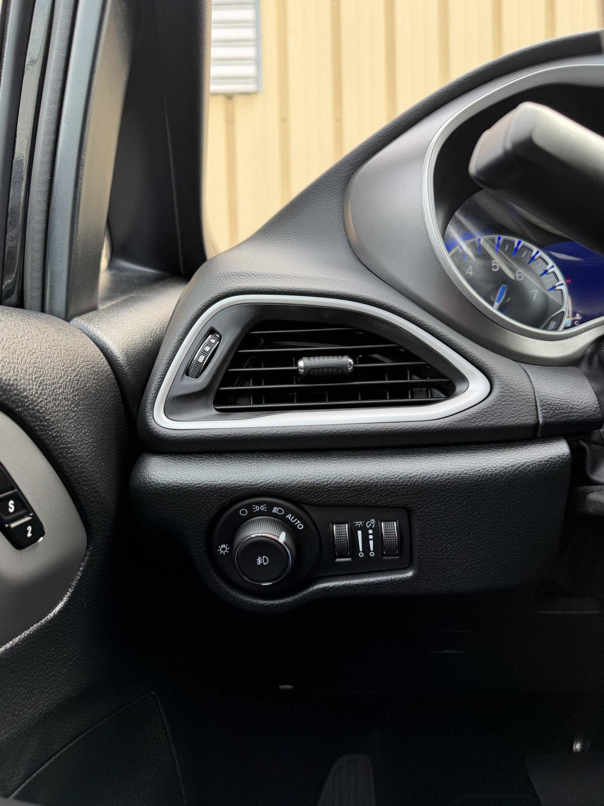 Used 2025 Chrysler Pacifica Select FWD image 18