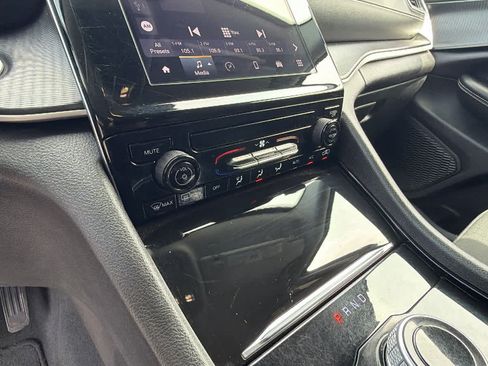 Used 2023 Jeep Grand Cherokee Laredo RWD image 14