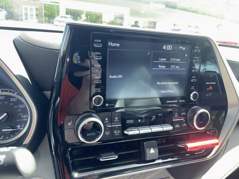 Used 2022 Toyota Highlander XLE image 7