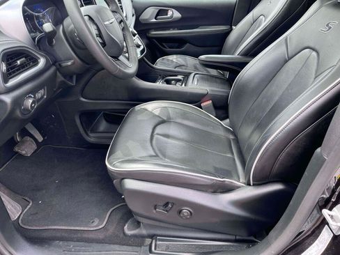 Used 2025 Chrysler Pacifica Limited FWD image 15
