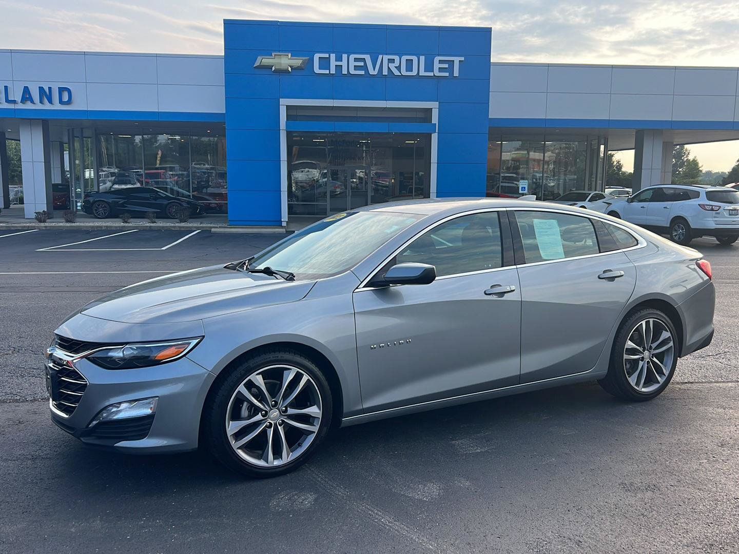 Used 2023 Chevrolet Malibu LT FWD image 2