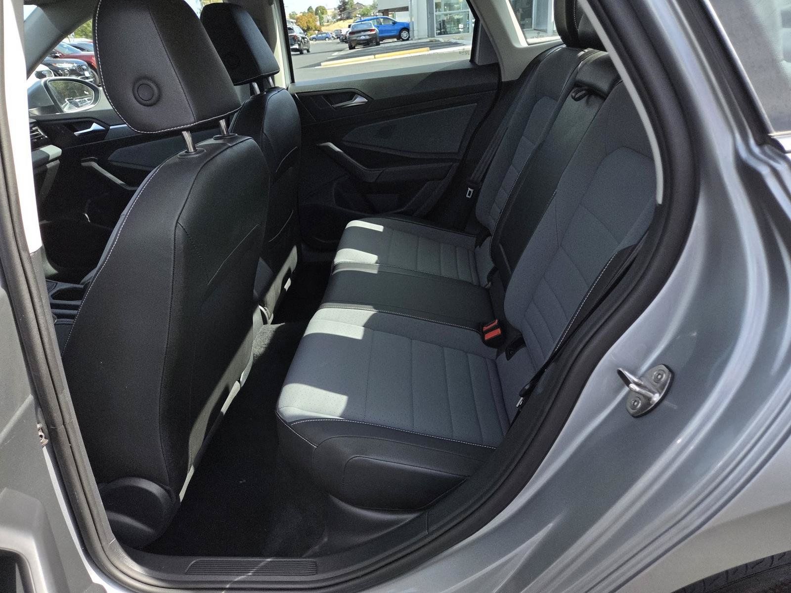 Used 2025 Volkswagen Jetta SE FWD image 13