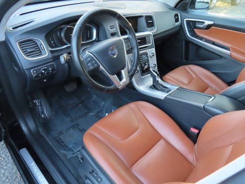 Used 2017 Volvo S60 T5 Inscription image 8