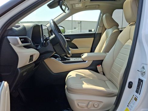 Used 2023 Toyota Highlander XLE AWD/4WD image 9
