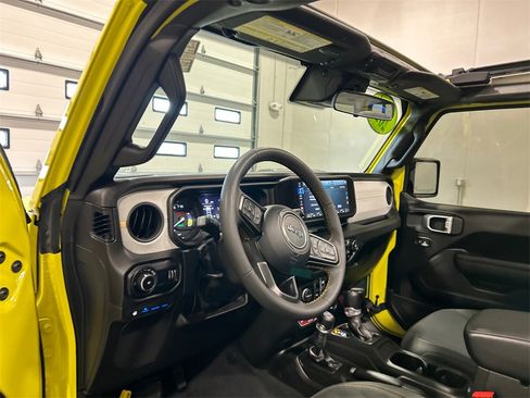 Used 2024 Jeep Wrangler Unlimited image 17