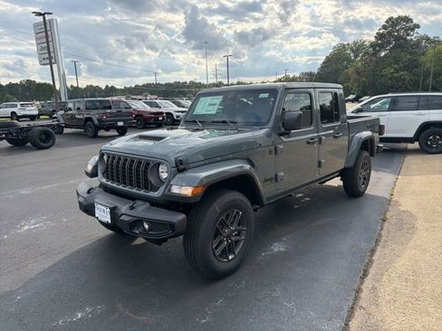 Used 2025 Jeep Gladiator Sport AWD/4WD image 3